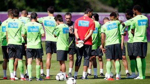 Mendes dice no cobrar comisión a los lusos por representarlos, sino que negocia con los clubes directamente.