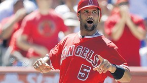 Albert Pujols celebra en home ante Matt Treanor luego de anotar carrera con sencillo de Mark Trumbo en la séptima entrada.