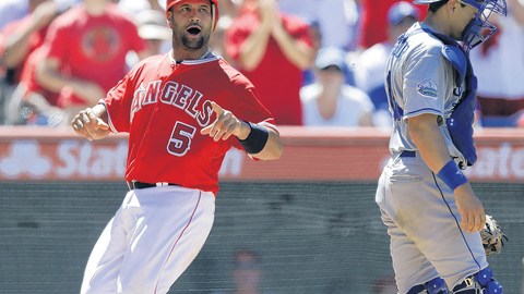 Albert Pujols celebra en home ante Matt Treanor luego de anotar carrera con sencillo de Mark Trumbo en la séptima entrada.