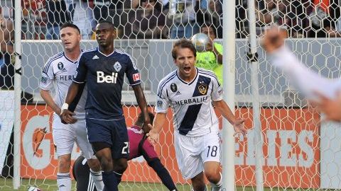 Al fondo, Mike Magee grita su gol ante Vancouver el sábado. A la derecha, David Beckahm se suma a la celebración.