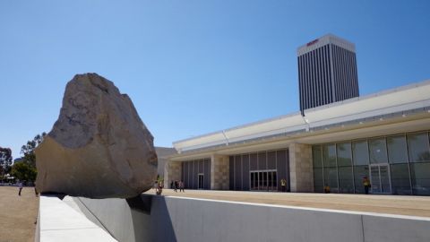 'Levitated Mass', de Michael Heizer, está en el LACMA.