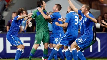 Los jugadores de la escuadra italiana celebran alborozados su paso a la ronda de semifinales de la Eurocopa, donde enfrentará a la favorita Alemania.