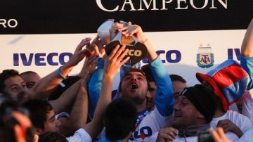 Los jugadores de Arsenal de Sarandí sostienen el trofeo de campeones del fútbol argentino, el primer título que consiguen en  su historia de 55 años.