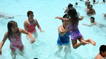 Los niños latinos tienen mayor riesgo de morir ahogados o tener accidentes en piscinas por no saber nadar.
