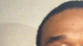 El sospechoso fue identificado como Lamont Macon, y fue descrito como de 5 pies 11 pulgadas de alto, de piel morena, cabello negro y ojos marrones.