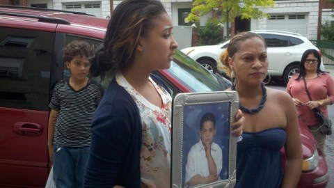 Jobanny Almonte (der.), madre de Adonis Almonte, junto a la prima de éste, Lesly Felipe, quien sostiene una foto del joven cuando  tenía 13 años.