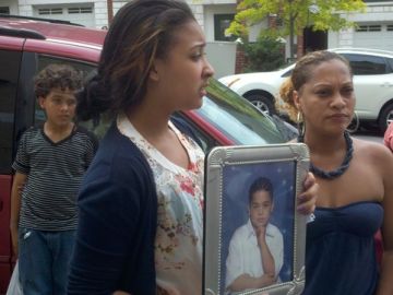 Jobanny Almonte (der.), madre de Adonis Almonte, junto a la prima de éste, Lesly Felipe, quien sostiene una foto del joven cuando  tenía 13 años.