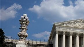 Políticos como el senador Bernie Sanders se oponen a que las corporaciones sean tratadas como personas permitiéndoles financiar campañas.