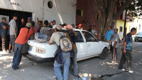 Un grupo de inmigrantes espera el paso del tren de carga en Guadalajara, Jalisco, vía más larga pero más segura.