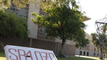 Los opositores a la medida han puesto en marcha una vigilia frente al Capitolio estatal en Phoenix, Arizona.