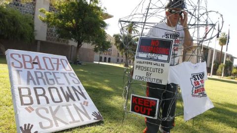 Los opositores a la medida han puesto en marcha una vigilia frente al Capitolio estatal en Phoenix, Arizona.