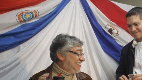 Fernando Lugo recibe mate por parte de uno de sus guardaespaldas durante un encuentro que tuvo hoy con algunos de los que trabajaron como sus ministros.
