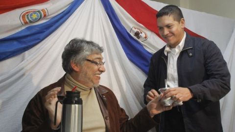 Fernando Lugo recibe mate por parte de uno de sus guardaespaldas durante un encuentro que tuvo hoy con algunos de los que trabajaron como sus ministros.