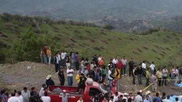 Rescatistas recuperan los cuerpos de al menos 25 personas perdieron la vida y otras 23 resultaron heridas, en un accidente de autobús en el estado de Guerrero.