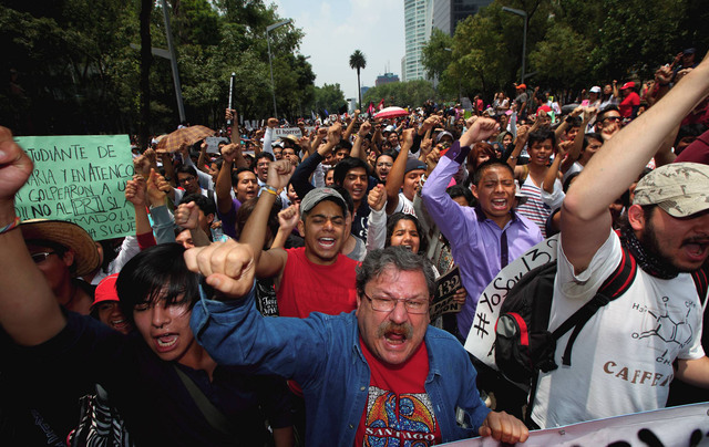 Integrantes del  movimiento #Yo soy 132, marcharon por el Centro Historico de la Ciudad de México.