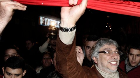 El expresidente Fernando Lugo cuando ayer hablaba a sus seguidores frente al canal de la Televisión Pública.