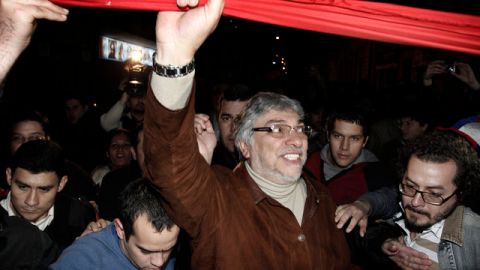 El expresidente Fernando Lugo cuando ayer hablaba a sus seguidores frente al canal de la Televisión Pública.