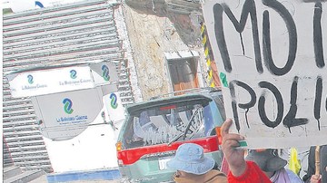 Los policías  de rangos bajos que están amotinados marcharon ayer por las calles de La Paz, luego de rechazar un acuerdo con el  Gobierno de Evo Morales.