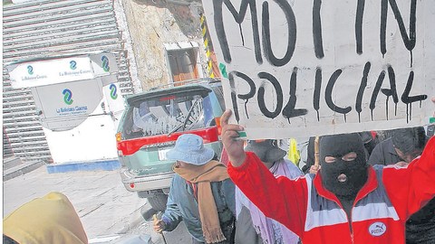 Los policías  de rangos bajos que están amotinados marcharon ayer por las calles de La Paz, luego de rechazar un acuerdo con el  Gobierno de Evo Morales.