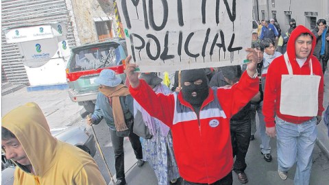 Los policías de rangos bajos que están amotinados marcharon ayer por las calles de La Paz, luego de rechazar un acuerdo con el Gobierno de Evo Morales.
