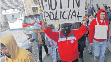 Los policías  de rangos bajos que están amotinados marcharon ayer por las calles de La Paz, luego de rechazar un acuerdo con el  Gobierno de Evo Morales.