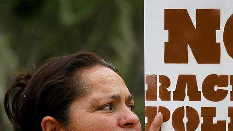 La Corte Suprema mantuvo la sección 2B, que permite a la Policía revisar papeles, si sospecha que la persona es indocumentada.