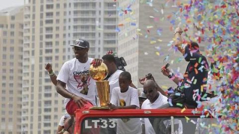 Dwyane Wade presume el trofeo durante el desfile.