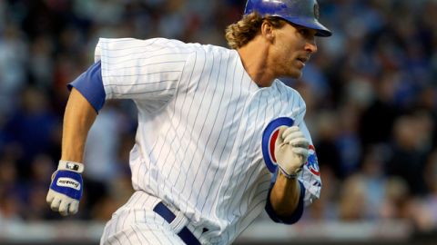 Joe Mather de los Cachorros le sacó jonrón de dos carreras al lanzador venezolano Johan Santana.