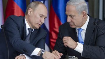 El presidente de Rusia Vladimir Putin (i) y el primer ministro israelí Benjamin Netanyahu (d) durante una rueda de prensa tras su encuentro en Jerusalén.