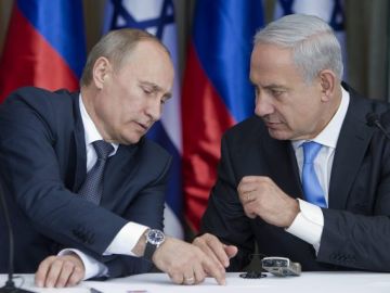 El presidente de Rusia Vladimir Putin (i) y el primer ministro israelí Benjamin Netanyahu (d) durante una rueda de prensa tras su encuentro en Jerusalén.