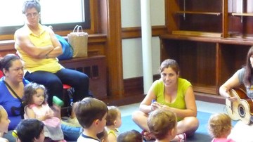 En clases de Bilingual Birdies, la facilitadora Shae Fiol toca instrumentos y canta en español e inglés para que los niños aprendan y comprendan un nuevo idioma.