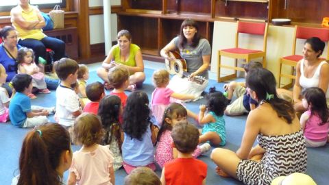 En clases de Bilingual Birdies, la facilitadora Shae Fiol toca instrumentos y canta en español e inglés para que los niños aprendan y comprendan un nuevo idioma.