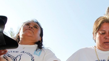 Integrantes de la organización  Promise Arizona no pueden evitar su decepción y tristeza al hacerse público el veredicto del Supremo.