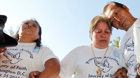 Miembros de La Promesa de Arizona se unieron en oración al conocer la decisión de la Corte Suprema sobre la ley SB1070.