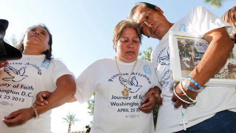 Miembros de La Promesa de Arizona se unieron en oración al conocer la decisión de la Corte Suprema sobre la ley SB1070.