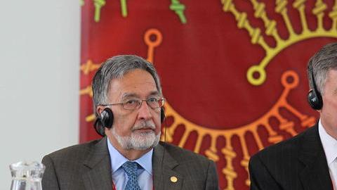 El director de la Oficina de Políticas de Control de Drogas de EE.UU., Gil Kerlikowske (d), y el jefe de Relaciones Exteriores de Afganistán, Zalmail Rassou (i).