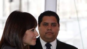El nuevo presidente, Federico Franco (d), saluda a su nueva ministra de Justicia y Trabajo, María Lorena Segovia Azucas (i), en Asunción. Ayer juraron los nueve ministros el nuevo Gobierno de Federico Franco, la mayoría del Partido Liberal.