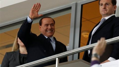 Berlusconi sigue apoyando a Monti para aprobar la reforma laboral en Italia.