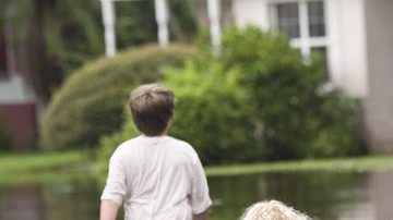 Residentes de la bahía de Riviera  de San Petersburgo, sufriendo las inundaciones por 'Debby'.