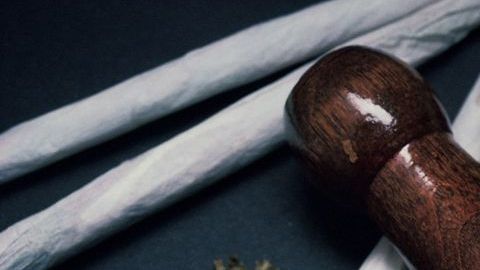 De ser aprobada la ordenanza propuesta, cualquier persona detenida con menos de 15 gramos de marihuana (aproximadamente entre uno y tres cigarrillos) será multada con una infracción de entre $250 y 500.