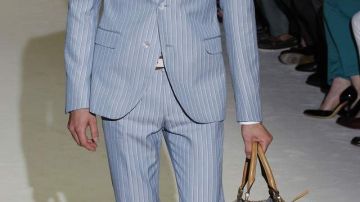 Un modelo muestra uno de los diseños de la colección Gucci para hombre del año que viene.