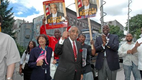 El congresista Charles Rangel, junto a su esposa Alma, saluda luego de emitir su voto. Se impuso anoche por más de 51% frente a su más cercano rival, Adriano Espaillat, quien recibió el 32% de la votación.