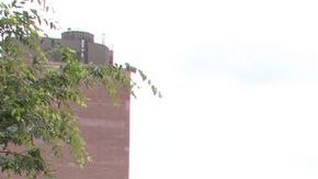 Momento en que uno de los camiones involucrado en el accidente en Harlem era removido de la escena.