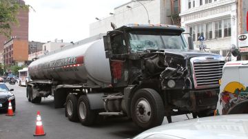 Momento en que uno de los camiones involucrado en el accidente en Harlem era removido de la escena.