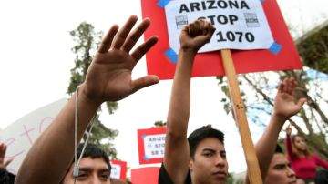 Foto de archivo que muestra a manifestantes que protestan contra la SB1070 de Arizona.