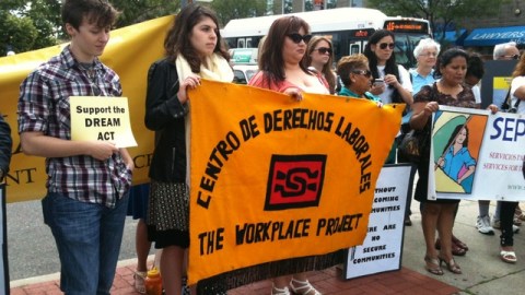 Miembros del Centro de Derechos Laborales (The Workplace Project) de Long Island, protestaron por los efectos del programa Comunidades Seguras.