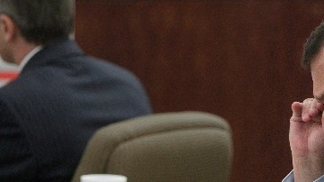 El acusao lloró mientras  su esposa testificaba.