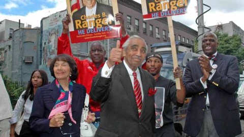 El congresista Charles Rangel, junto a su esposa Alma, saluda luego de emitir su voto. Se impuso anoche por más de 51% frente a su más cercano rival, Adriano Espaillat, quien recibió el 32% de la votación.