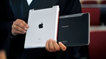 Comparación de un iPad de Apple con una tableta Galaxy Tab 10.1 de Samsung.