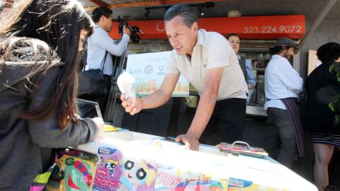 Gonzalo y Betty Arista compraron su primer carrito para vender paletas hace 8 años y hoy son dueños de  65.